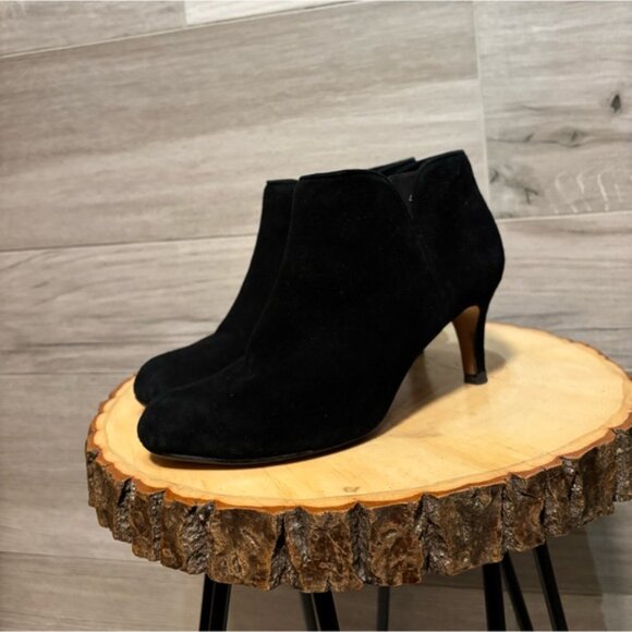 CLARKS Arista Paige Black suede Mid Heel Side Zip Ankle Boots size 6 - Picture 2 of 8
